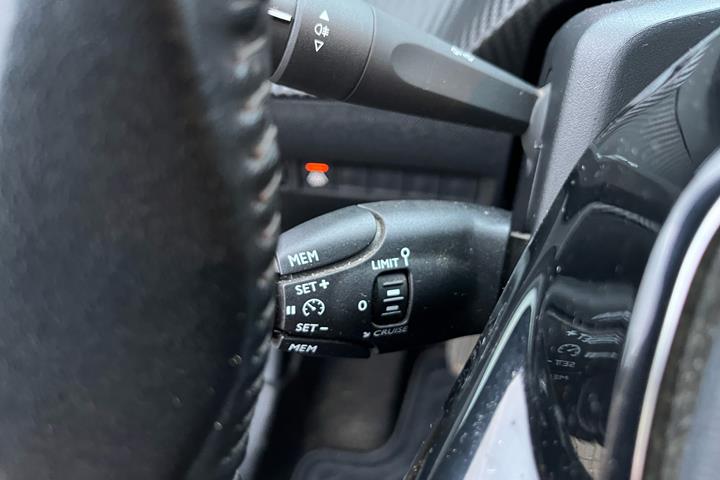 Gul Peugeot 208 fra 2021