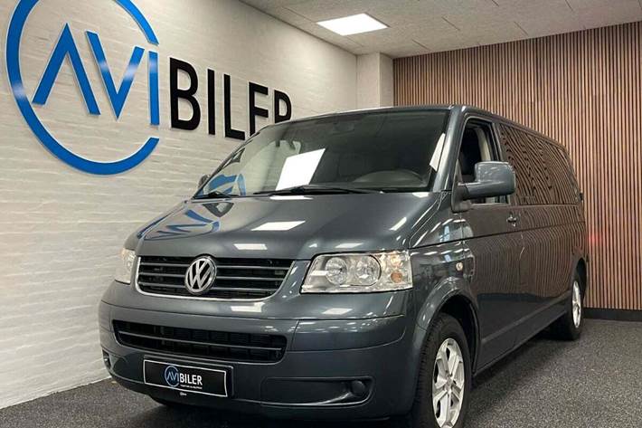 Grå VW Caravelle fra 2009