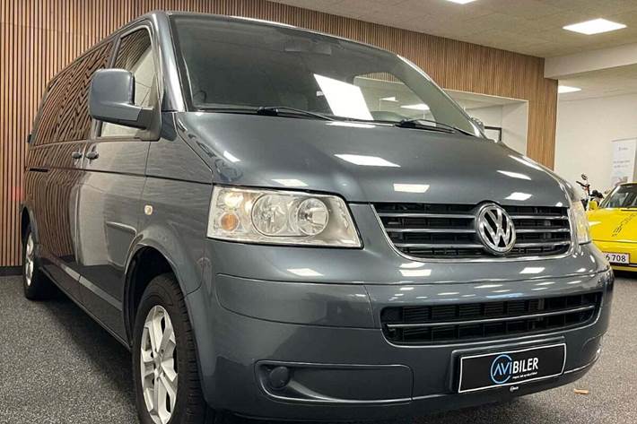 Grå VW Caravelle fra 2009