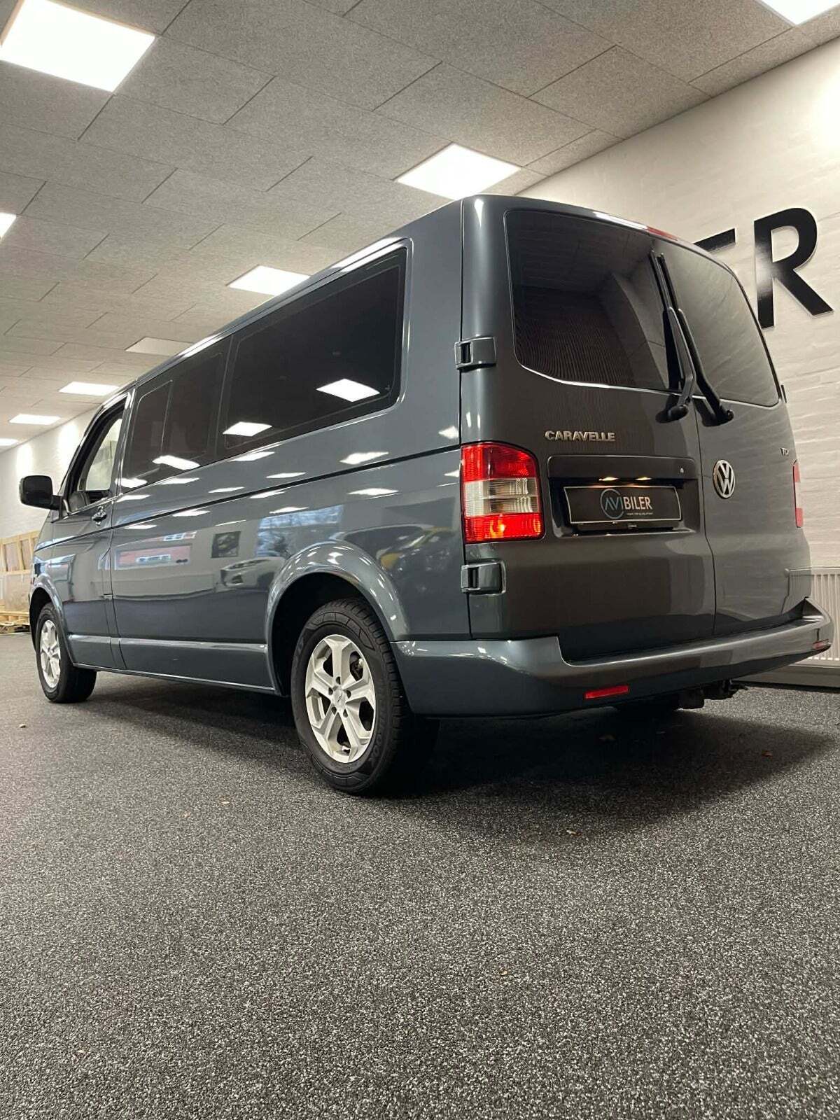 Grå VW Caravelle fra 2009