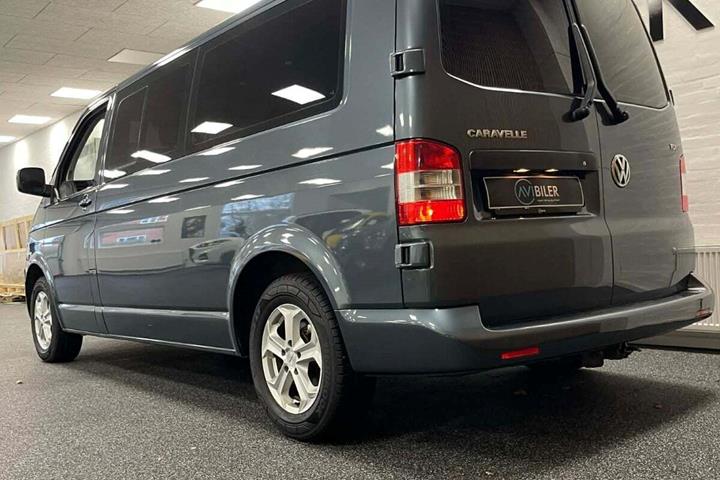 Grå VW Caravelle fra 2009