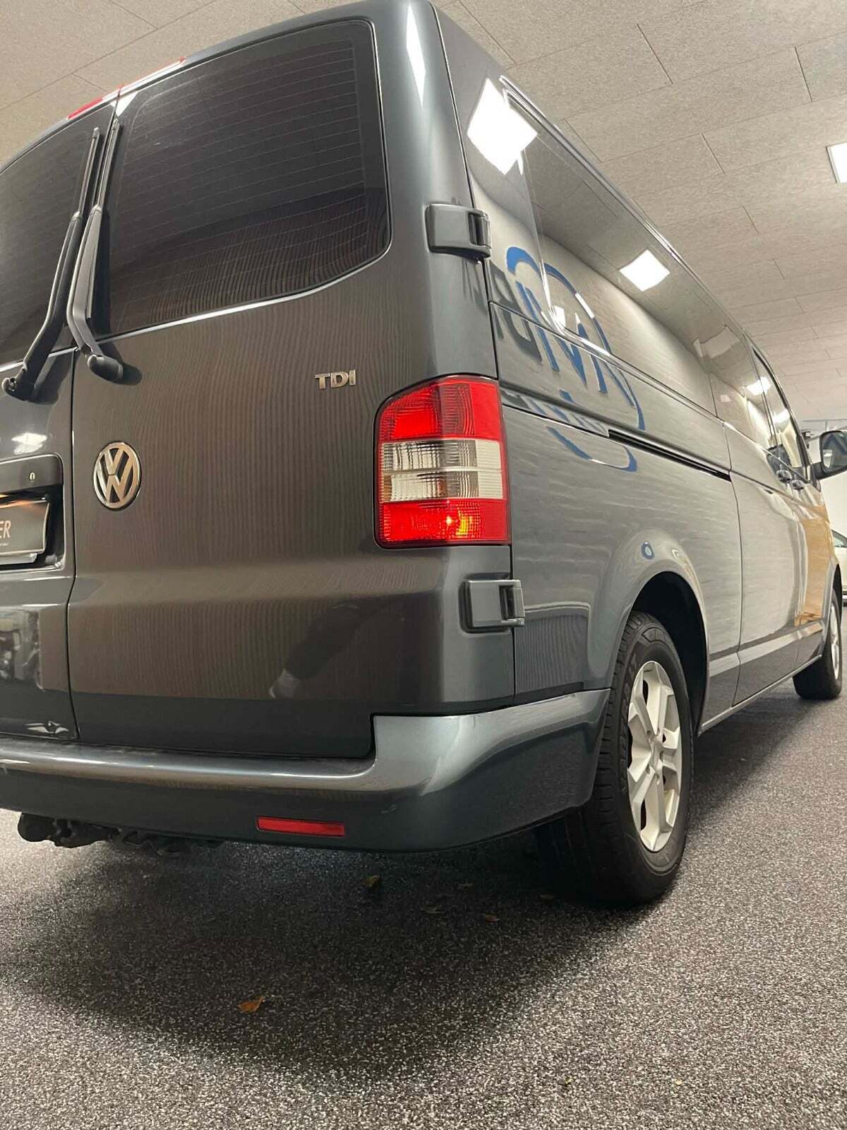 Grå VW Caravelle fra 2009