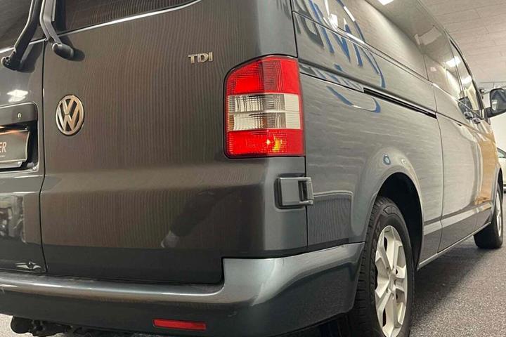 Grå VW Caravelle fra 2009