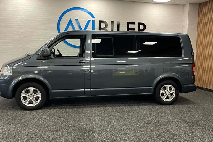 Grå VW Caravelle fra 2009