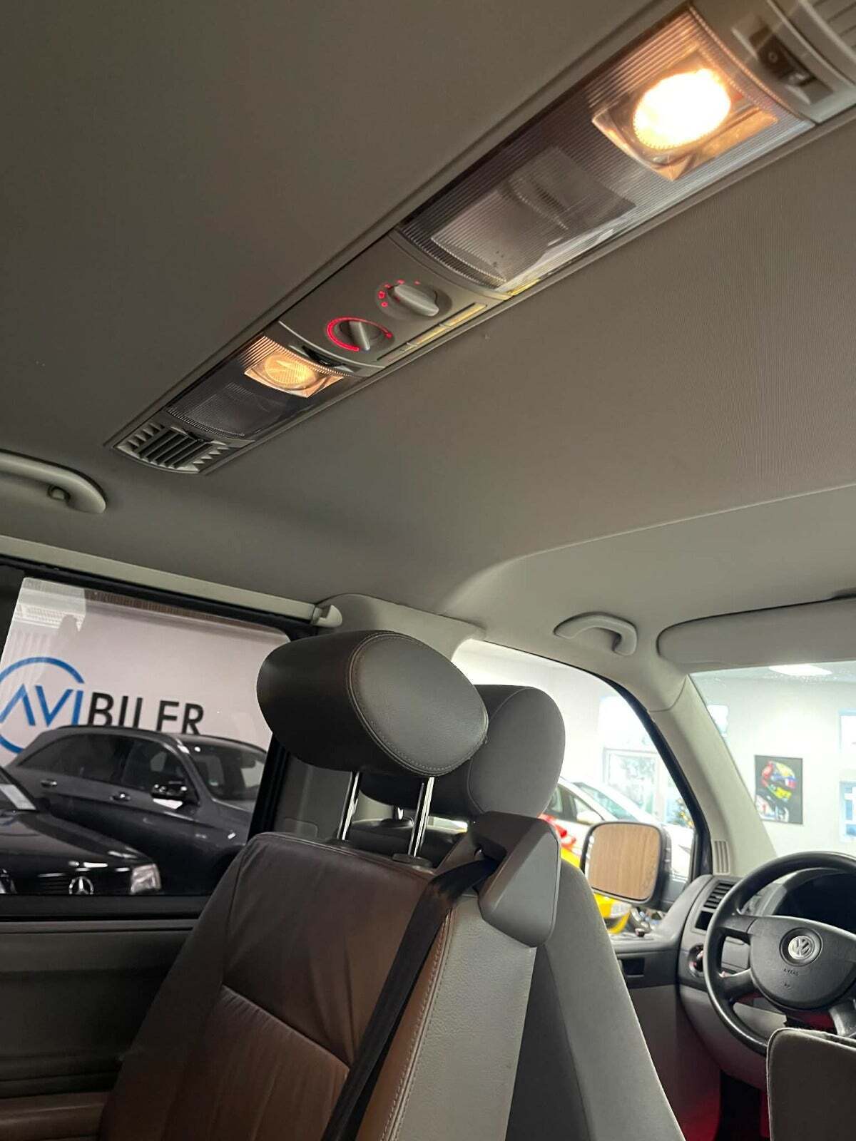 Grå VW Caravelle fra 2009
