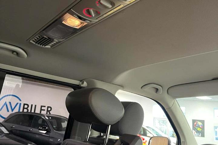 Grå VW Caravelle fra 2009