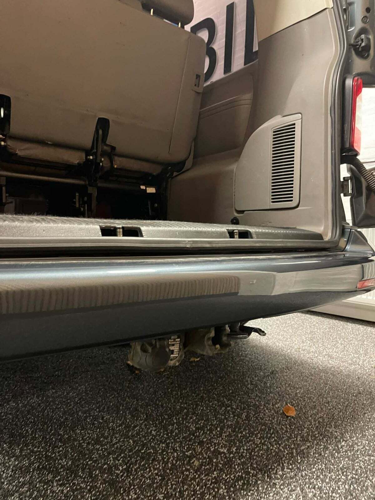 Grå VW Caravelle fra 2009