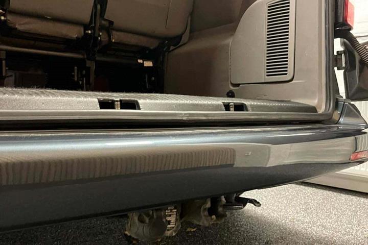 Grå VW Caravelle fra 2009