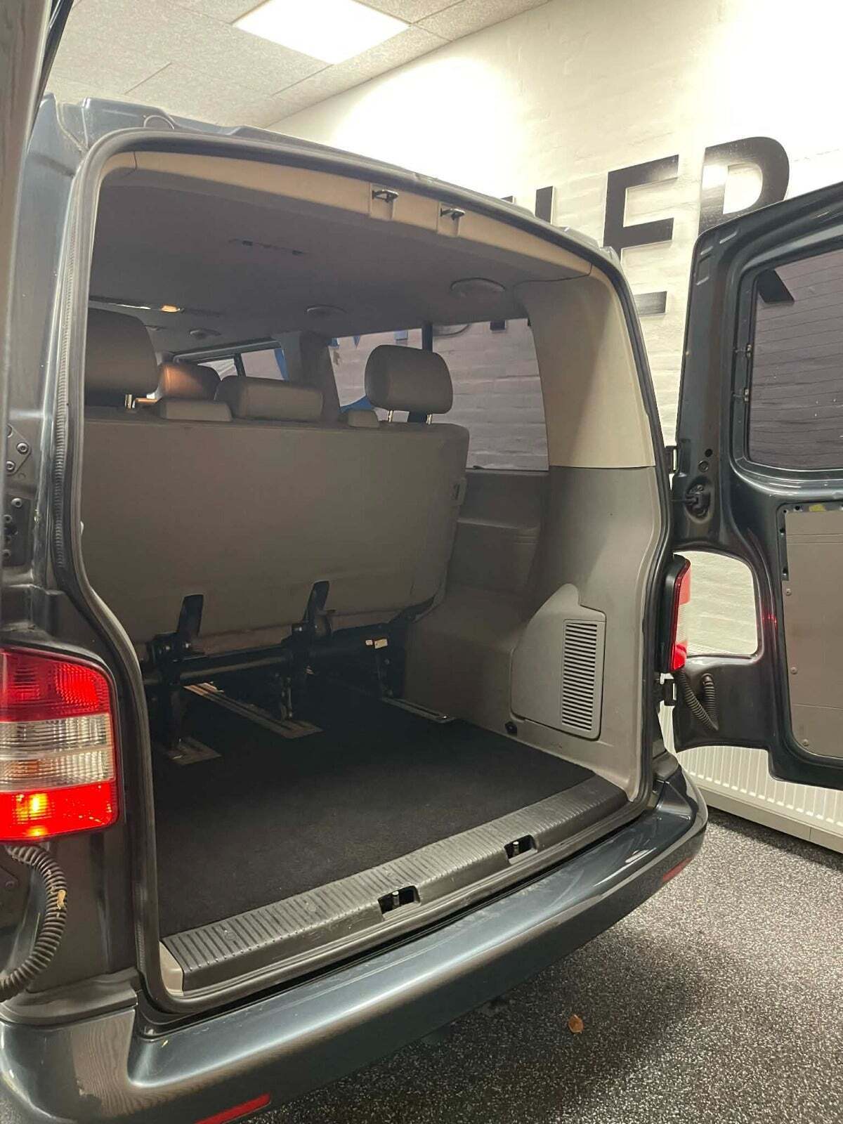 Grå VW Caravelle fra 2009