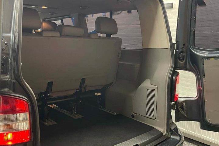 Grå VW Caravelle fra 2009