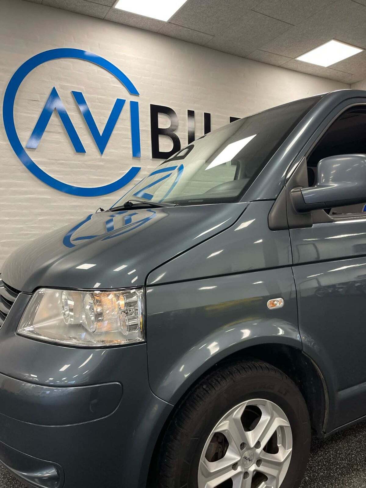 Grå VW Caravelle fra 2009