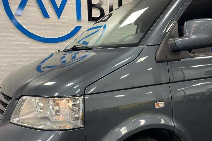 Grå VW Caravelle fra 2009