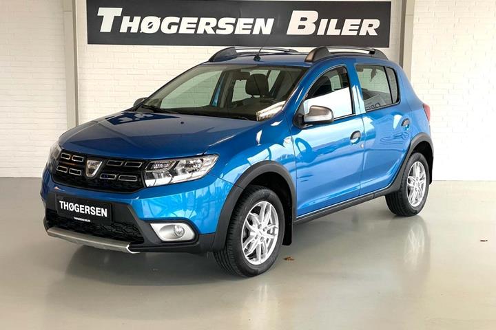 Blå Dacia Sandero Stepway fra 2017 set udefra