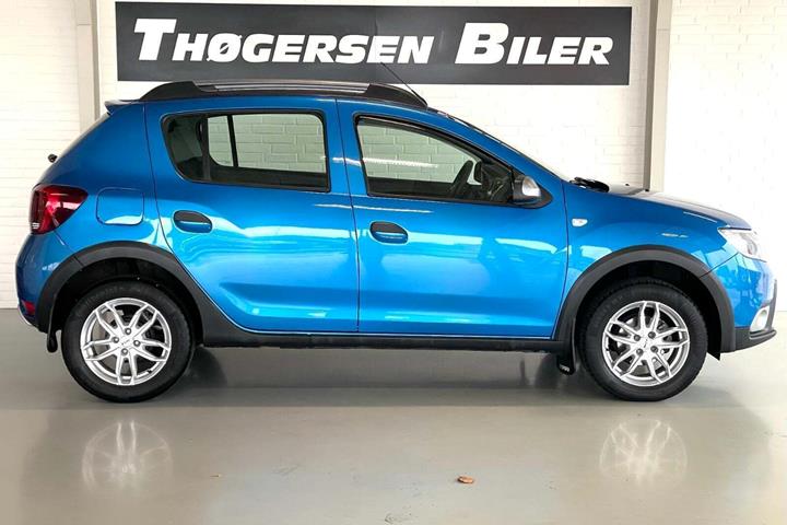 Blå Dacia Sandero Stepway fra 2017