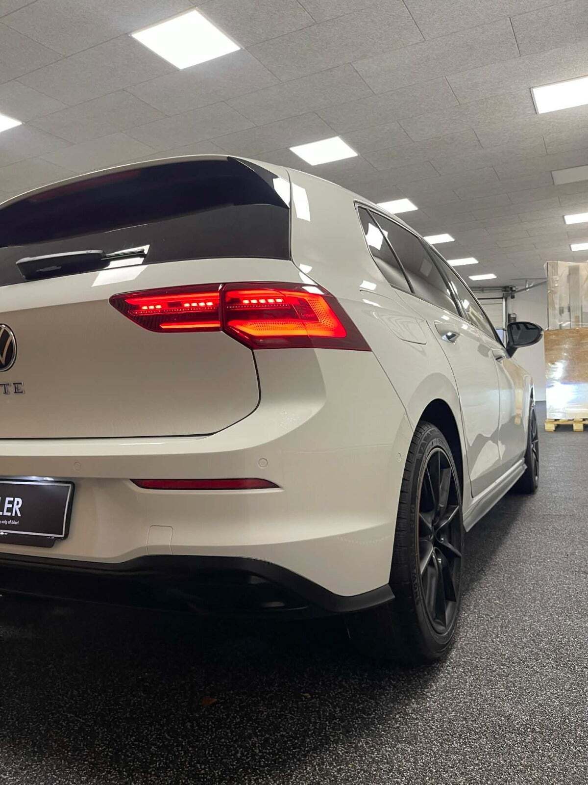 Hvid VW Golf VII fra 2020