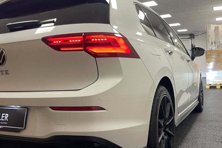 Hvid VW Golf VII fra 2020