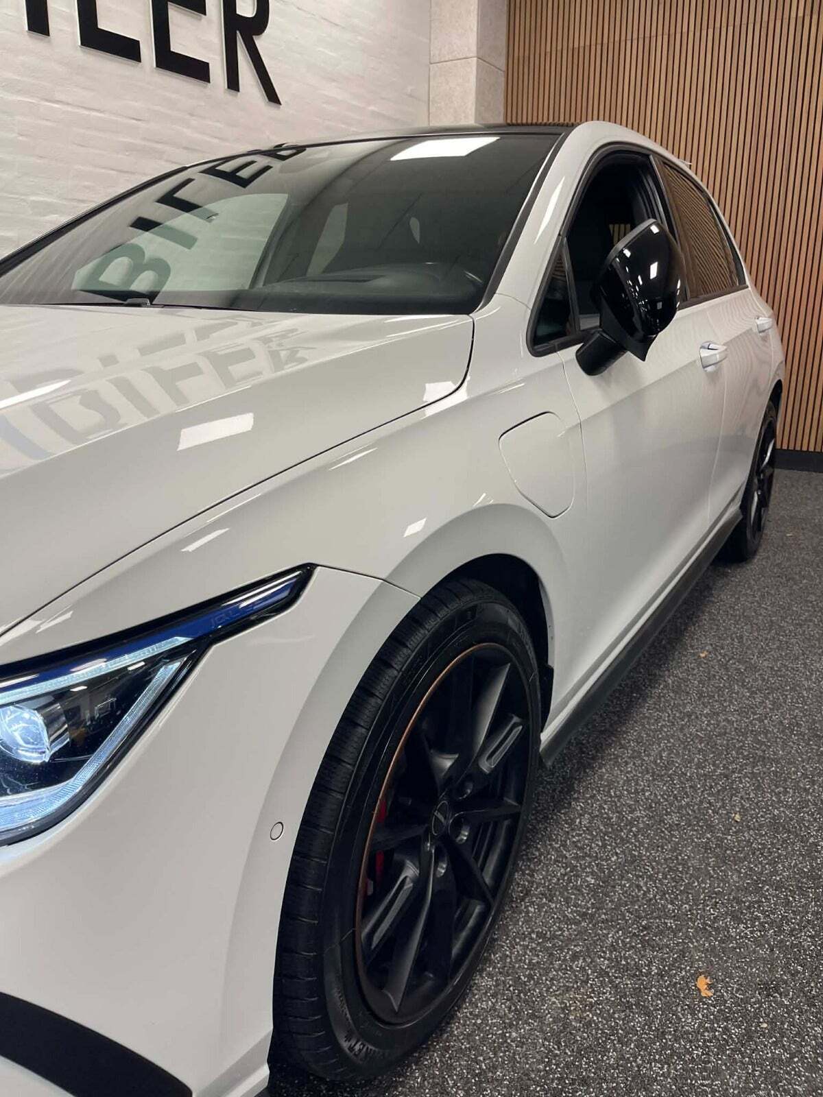 Hvid VW Golf VII fra 2020