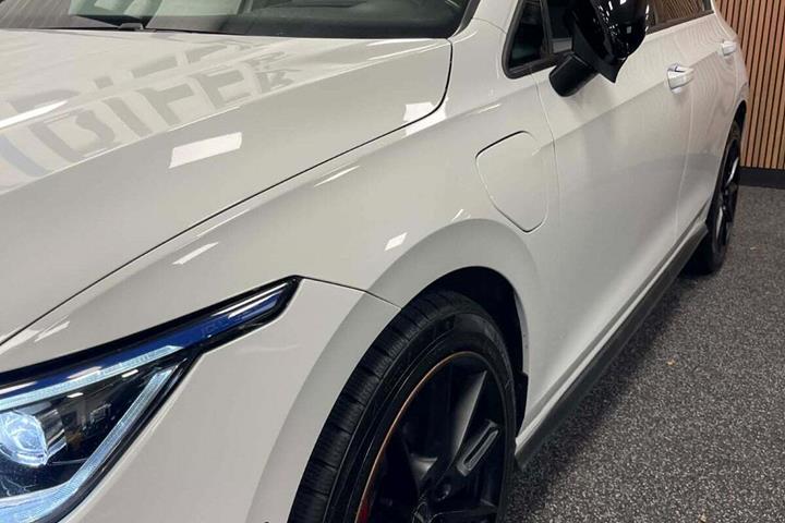 Hvid VW Golf VII fra 2020