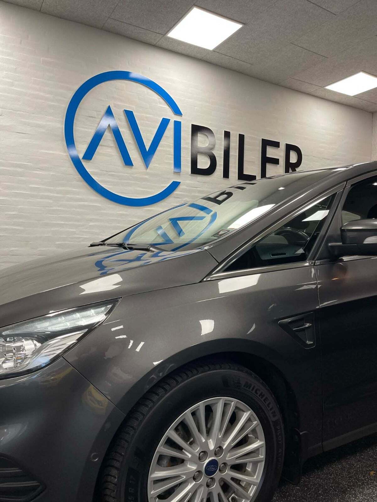 Grå Ford S-MAX fra 2019