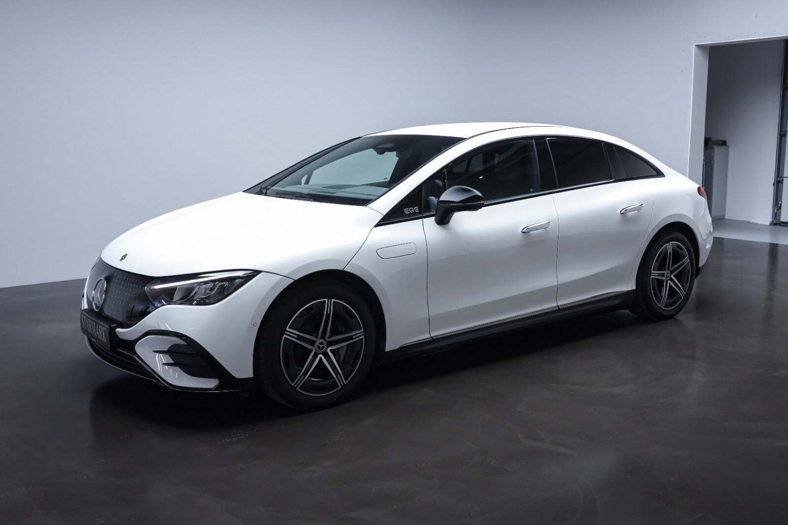 Hvid Mercedes EQE350+ fra 2025