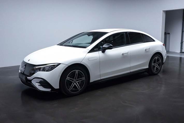 Hvid Mercedes EQE350+ fra 2025 set udefra