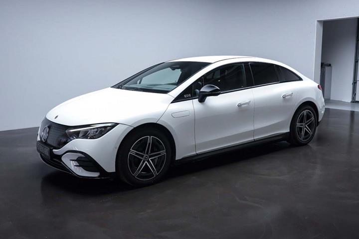 Hvid Mercedes EQE350+ fra 2025 set udefra
