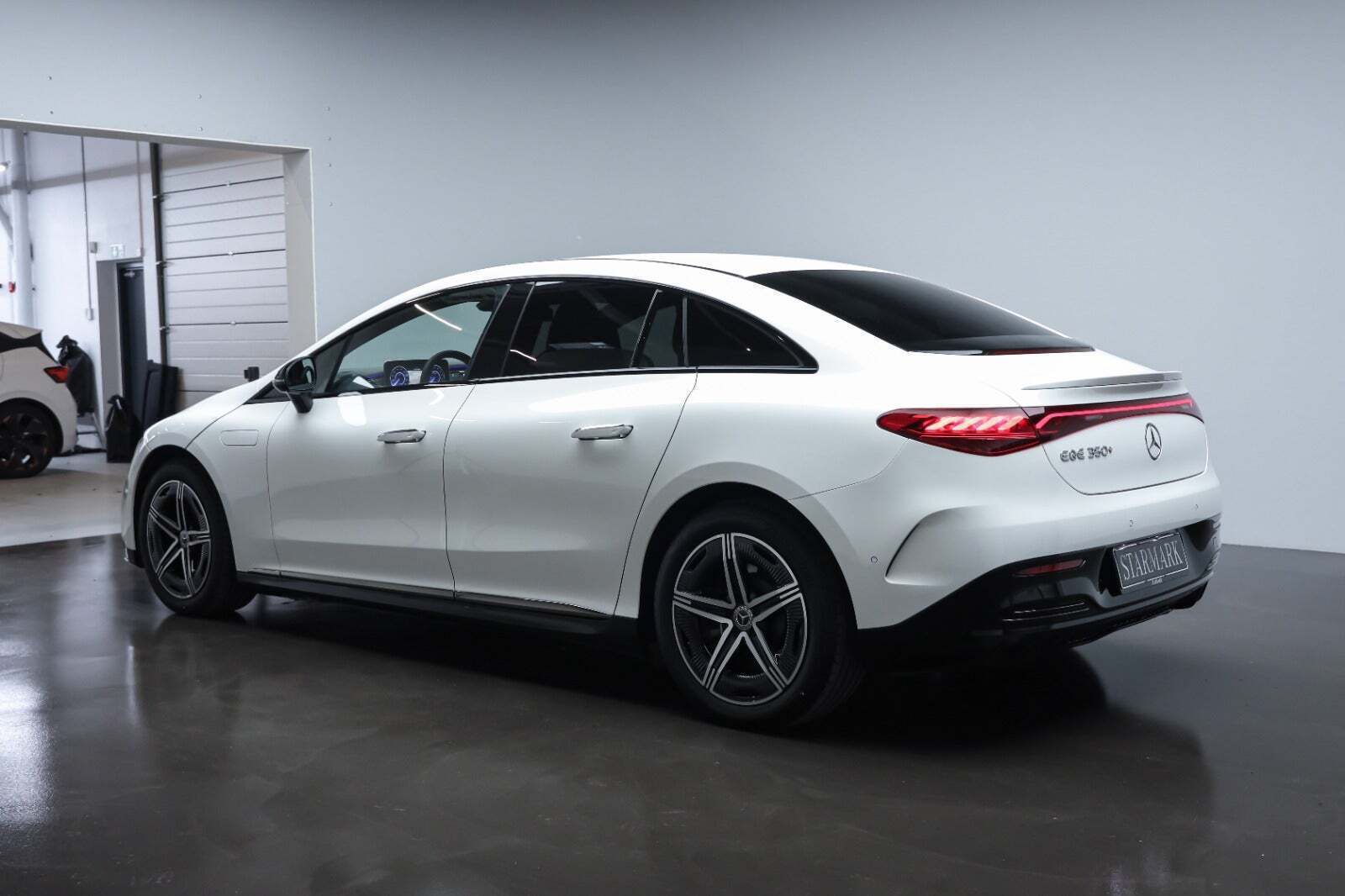 Hvid Mercedes EQE350+ fra 2025