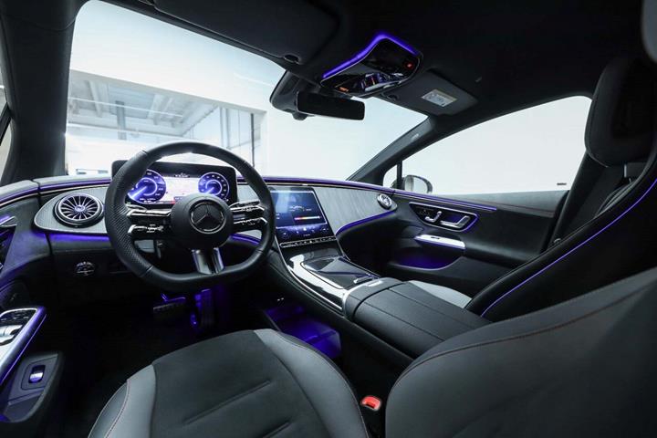 Hvid Mercedes EQE350+ fra 2025