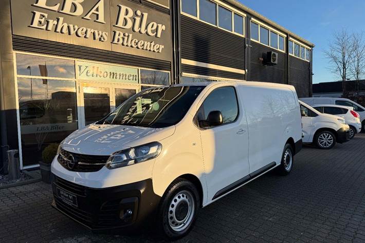 Hvid Opel Vivaro fra 2023 set udefra