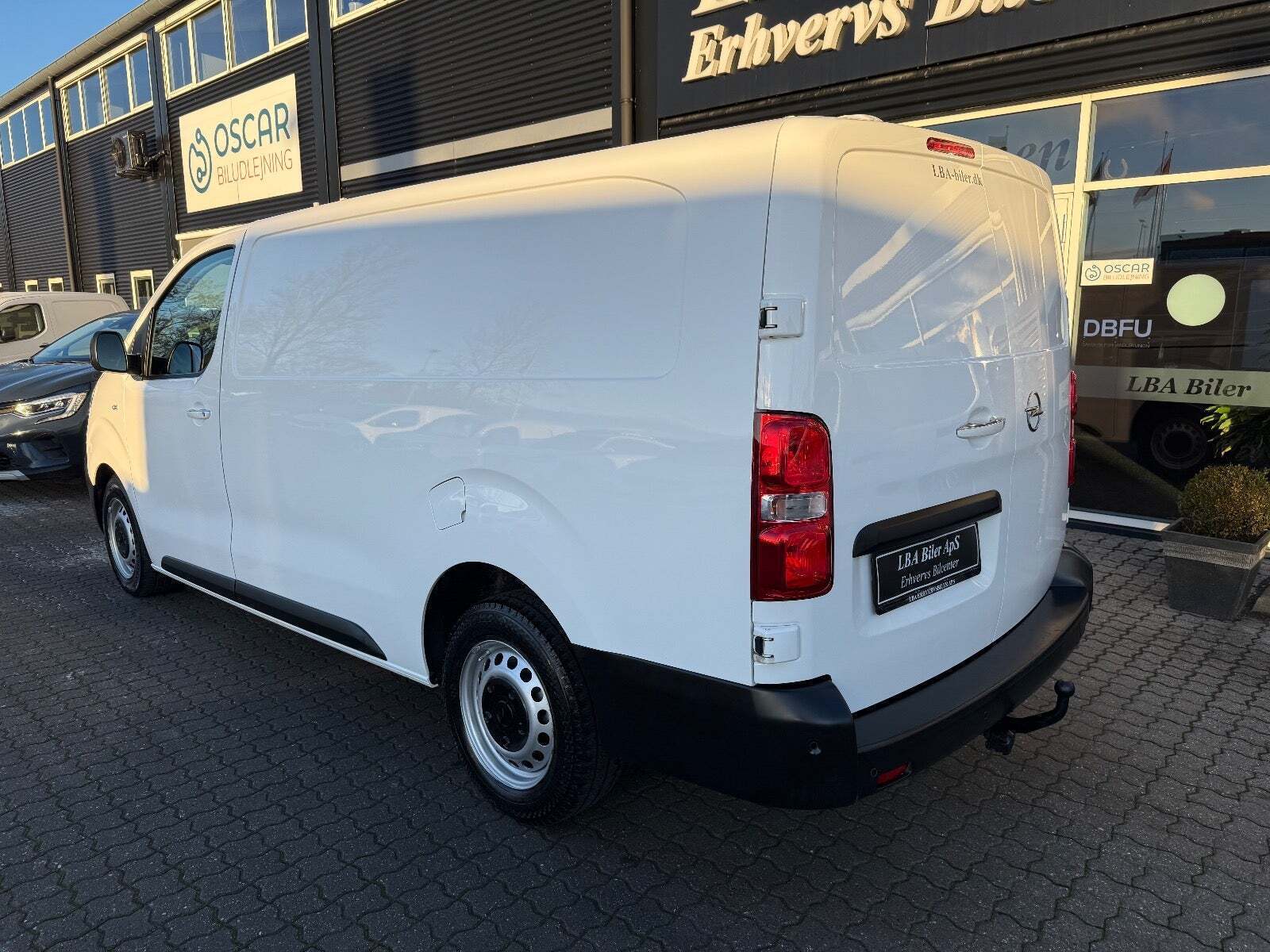 Hvid Opel Vivaro fra 2023