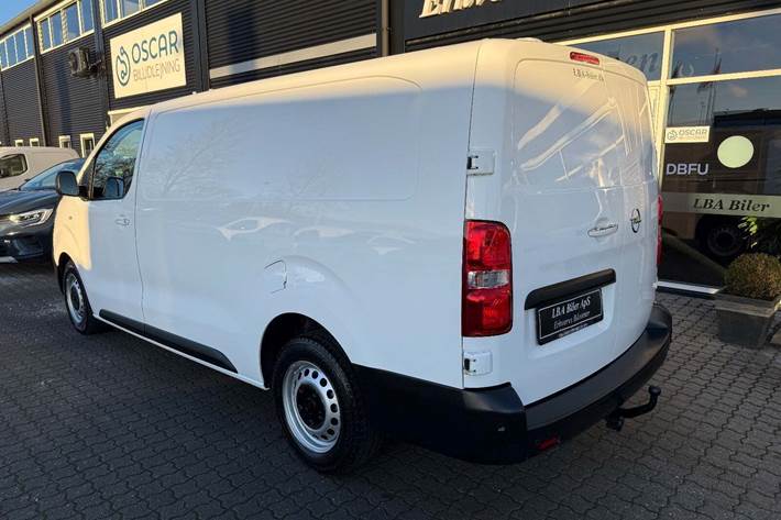 Hvid Opel Vivaro fra 2023