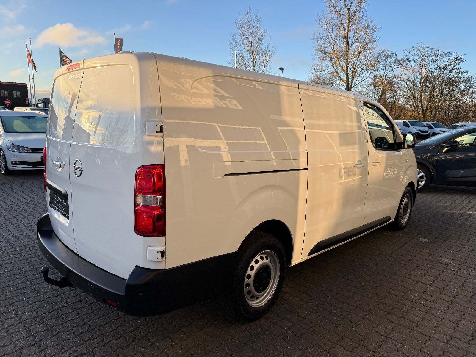 Hvid Opel Vivaro fra 2023