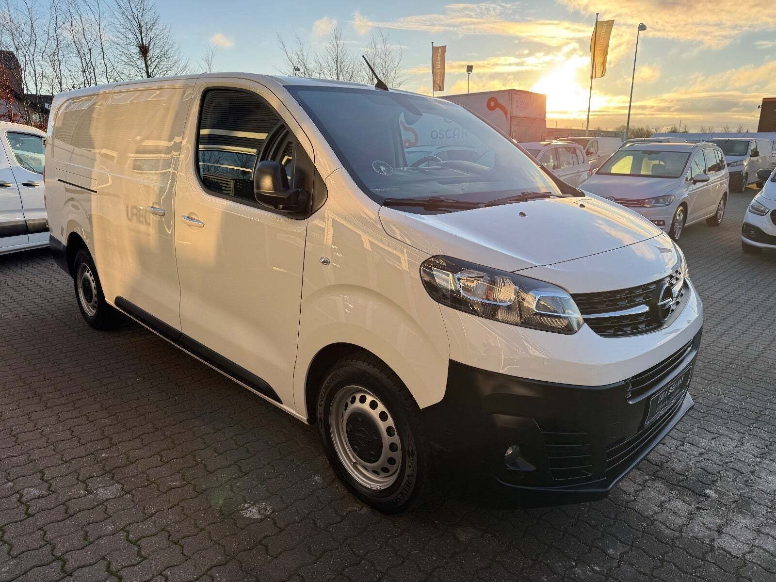 Hvid Opel Vivaro fra 2023