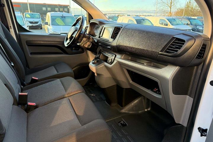 Hvid Opel Vivaro fra 2023