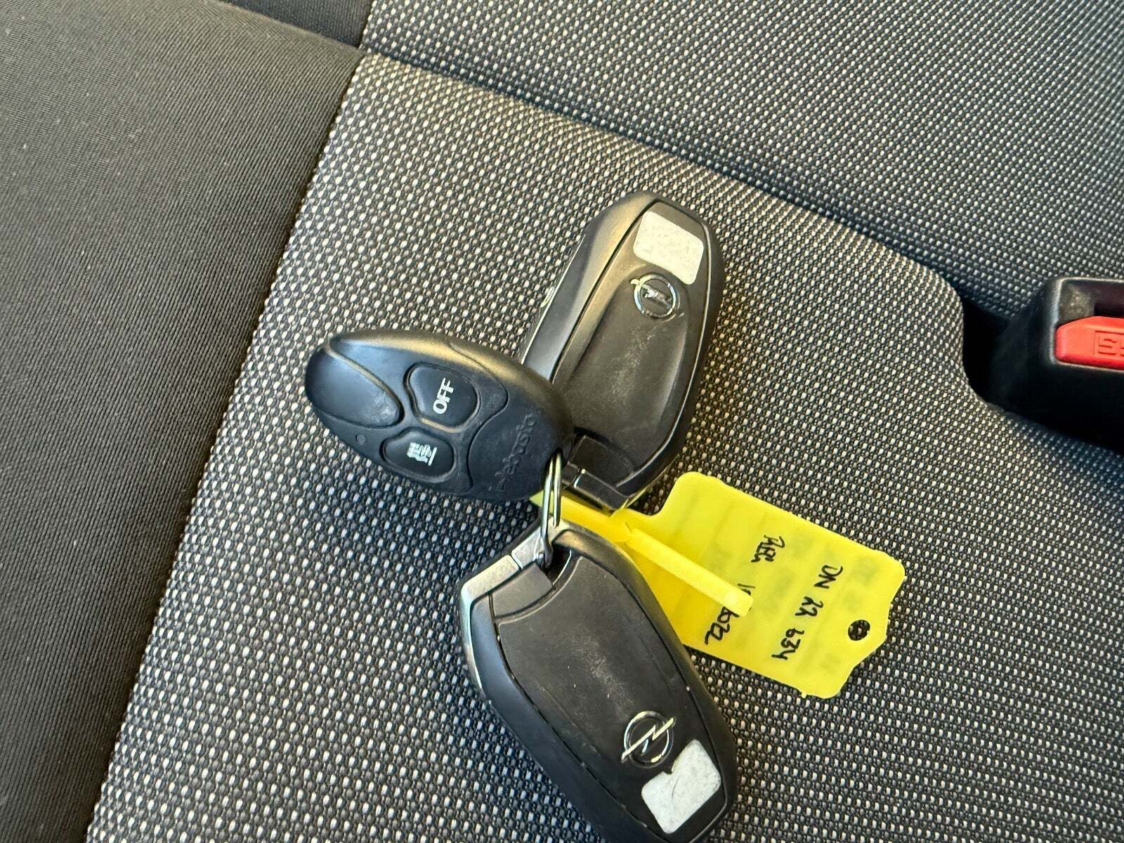 Hvid Opel Vivaro fra 2023