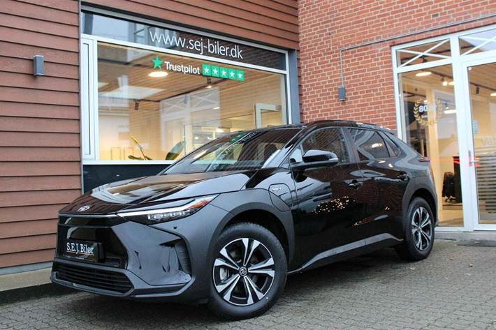 Sort Toyota BZ4X fra 2025 set udefra