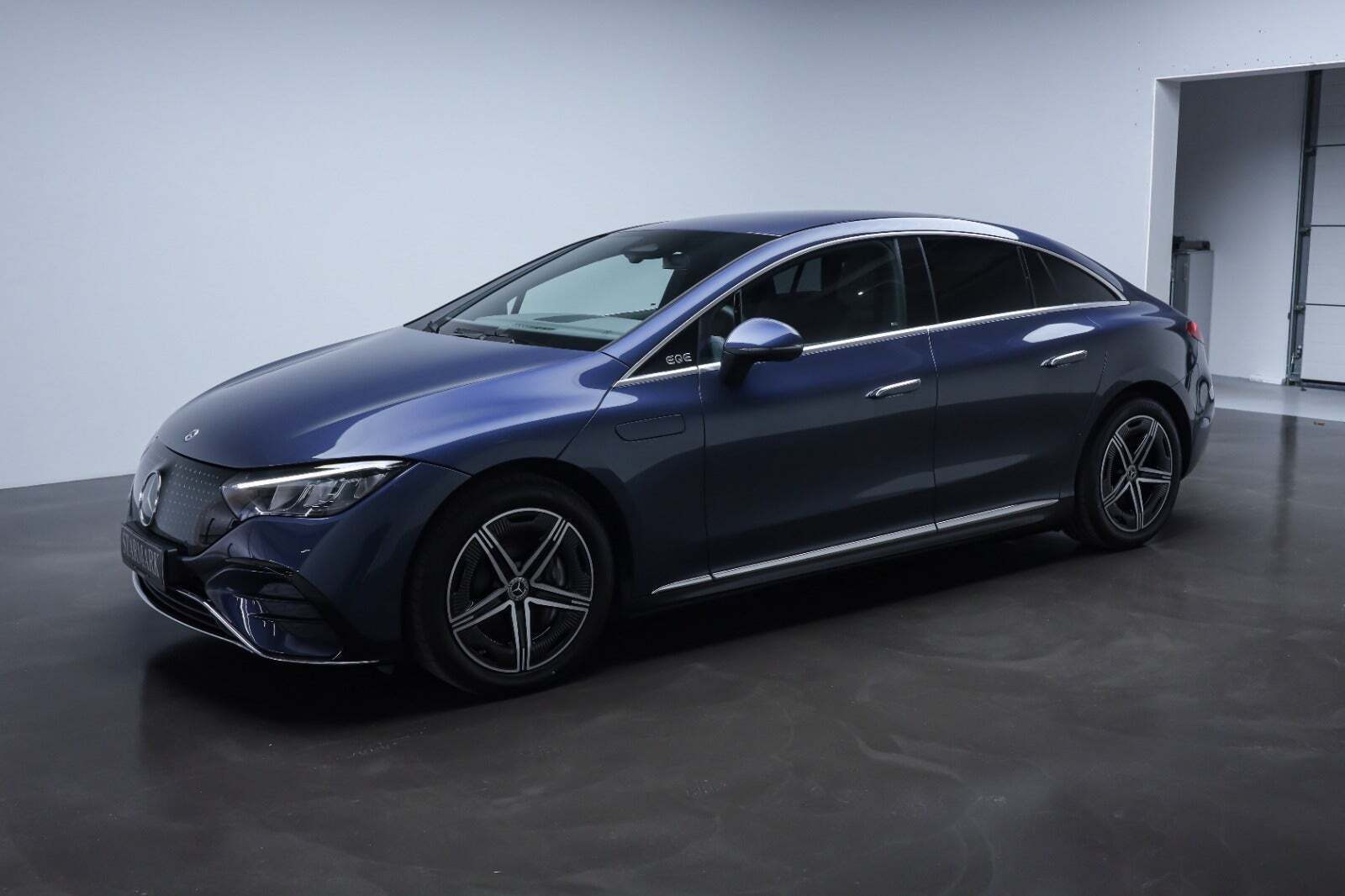 Blå Mercedes EQE350+ fra 2025