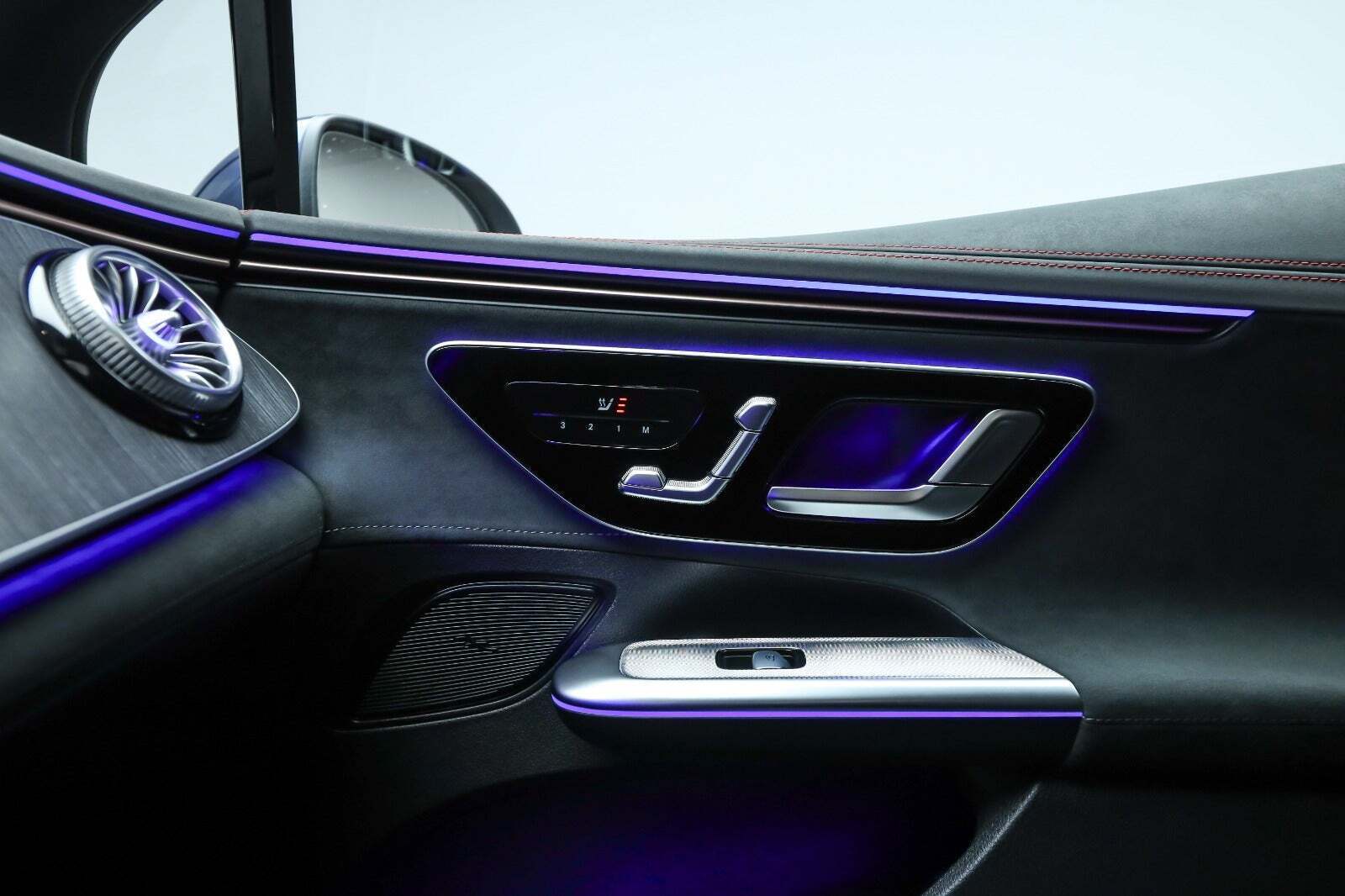 Blå Mercedes EQE350+ fra 2025