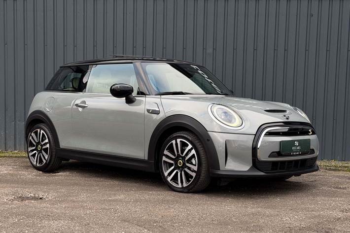 Grå Mini Cooper SE fra 2022 set udefra
