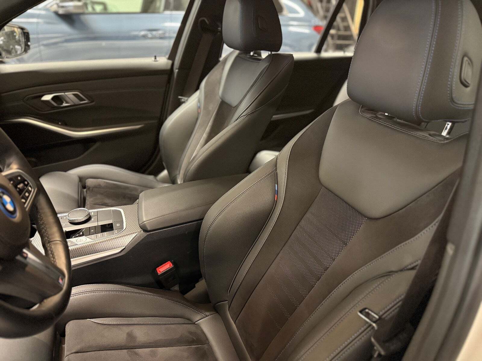 Hvid BMW 330e fra 2023