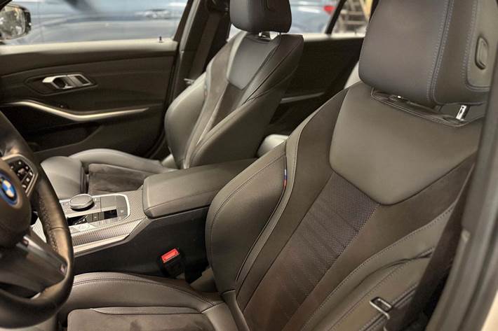 Hvid BMW 330e fra 2023