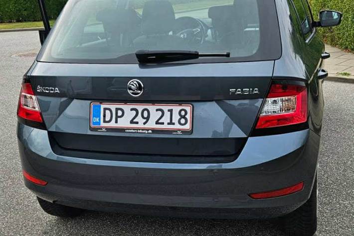 Grå Skoda Fabia fra 2018
