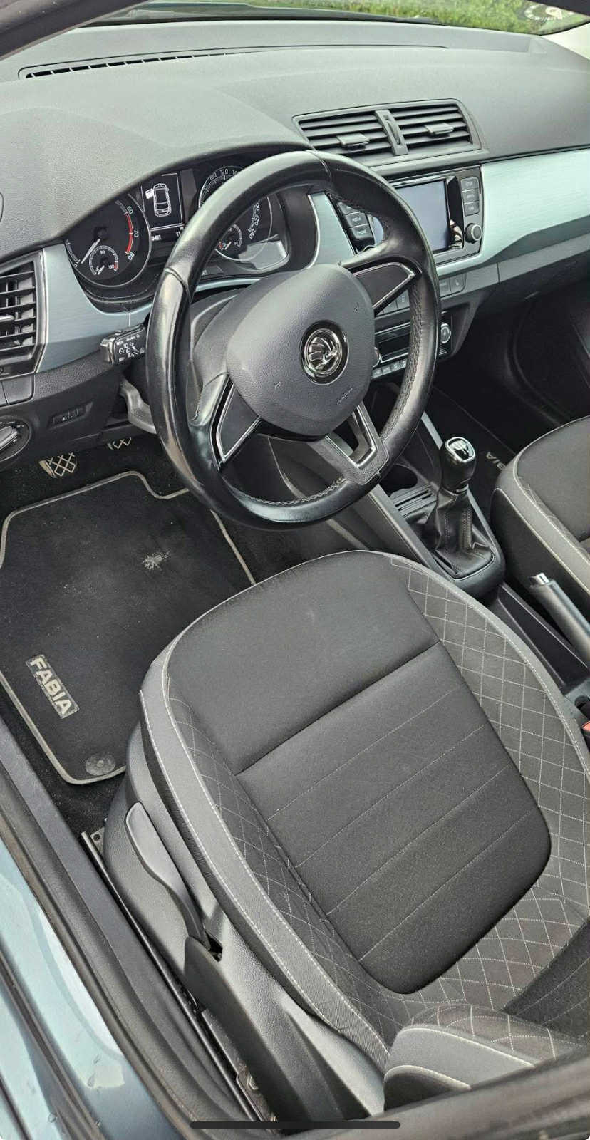 Grå Skoda Fabia fra 2018