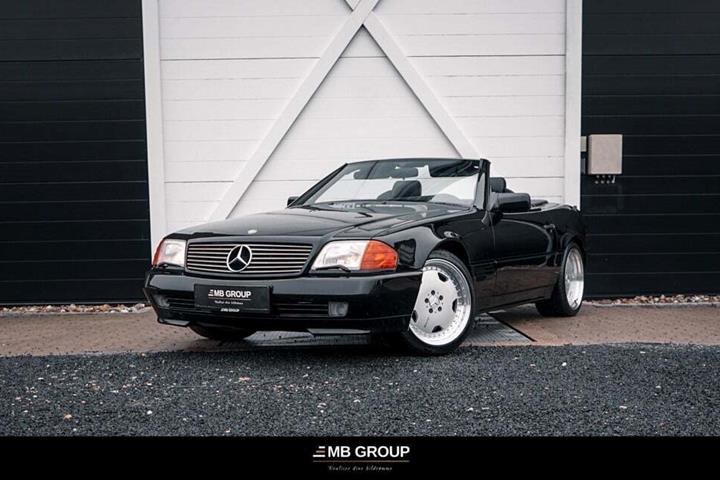 Gul Mercedes 500 SL fra 1990 set udefra