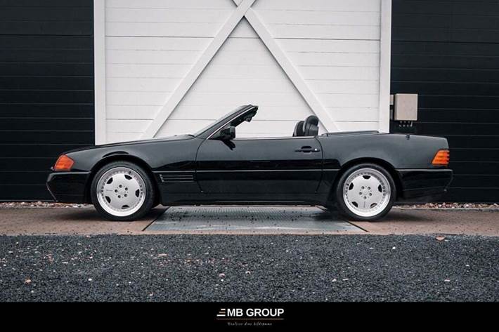 Gul Mercedes 500 SL fra 1990 set udefra