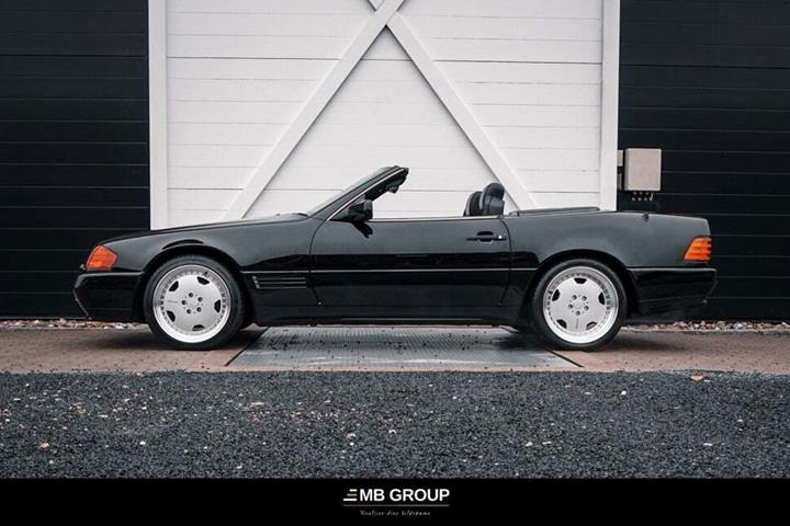 Gul Mercedes 500 SL fra 1990 set udefra
