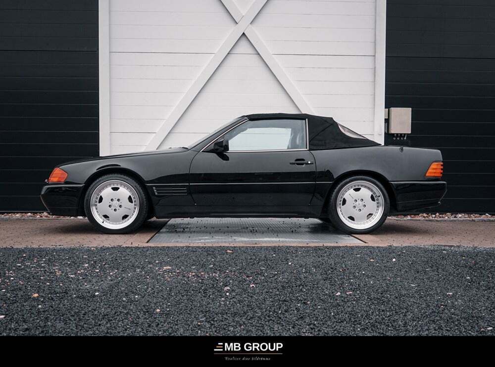 Gul Mercedes 500 SL fra 1990 set udefra