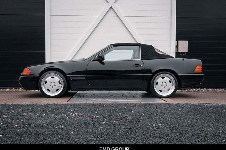 Gul Mercedes 500 SL fra 1990 set udefra