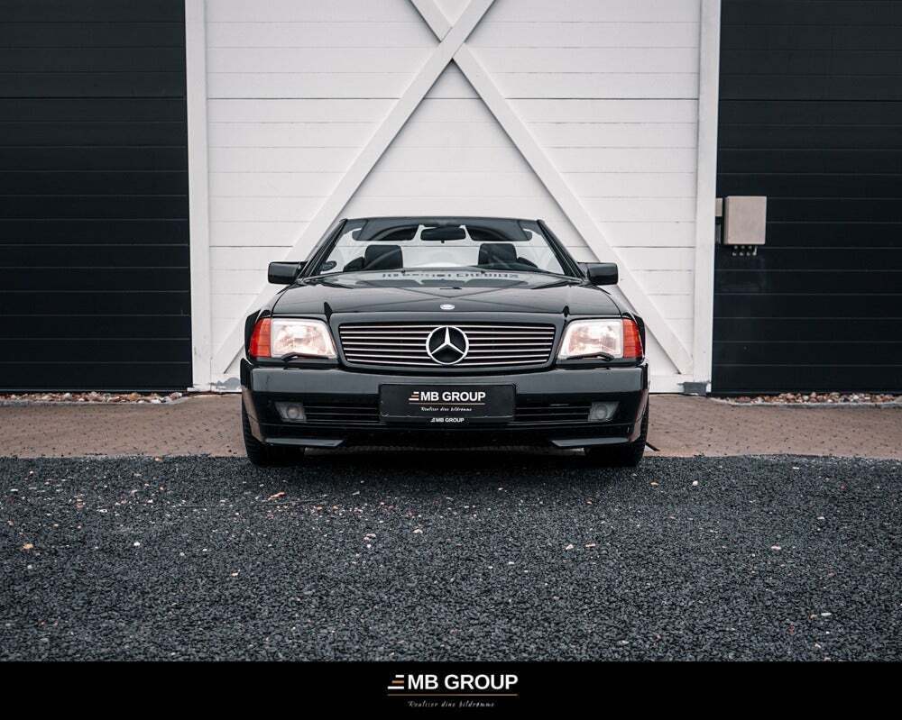 Gul Mercedes 500 SL fra 1990 set udefra