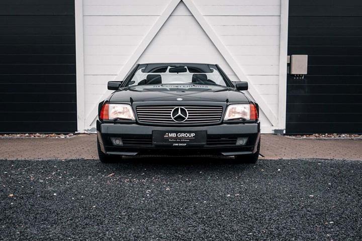 Gul Mercedes 500 SL fra 1990 set udefra